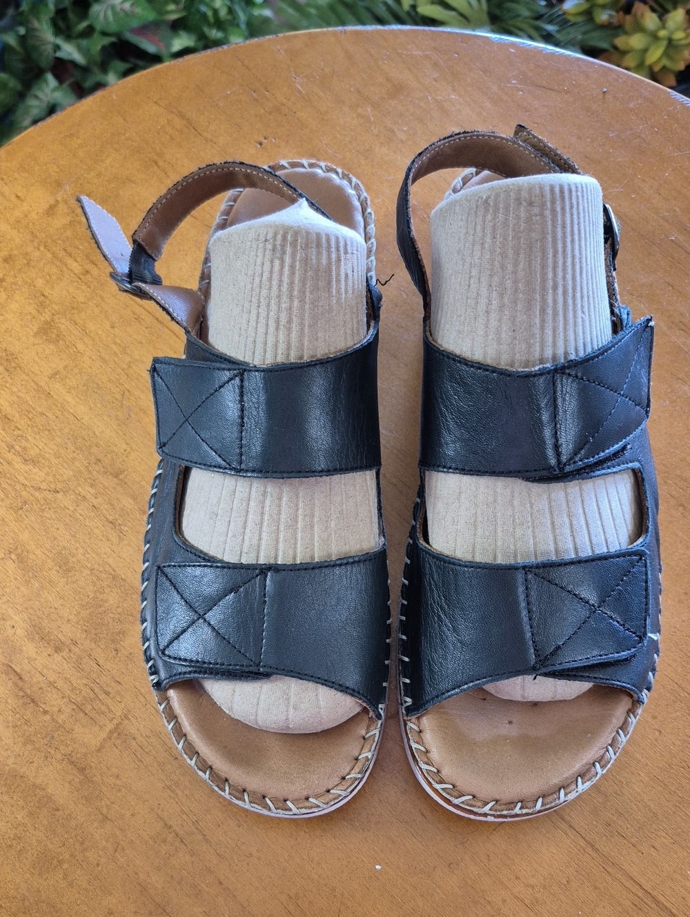 Solmar Black Leather Hook-and-Loop Sandals. Size EU 40
